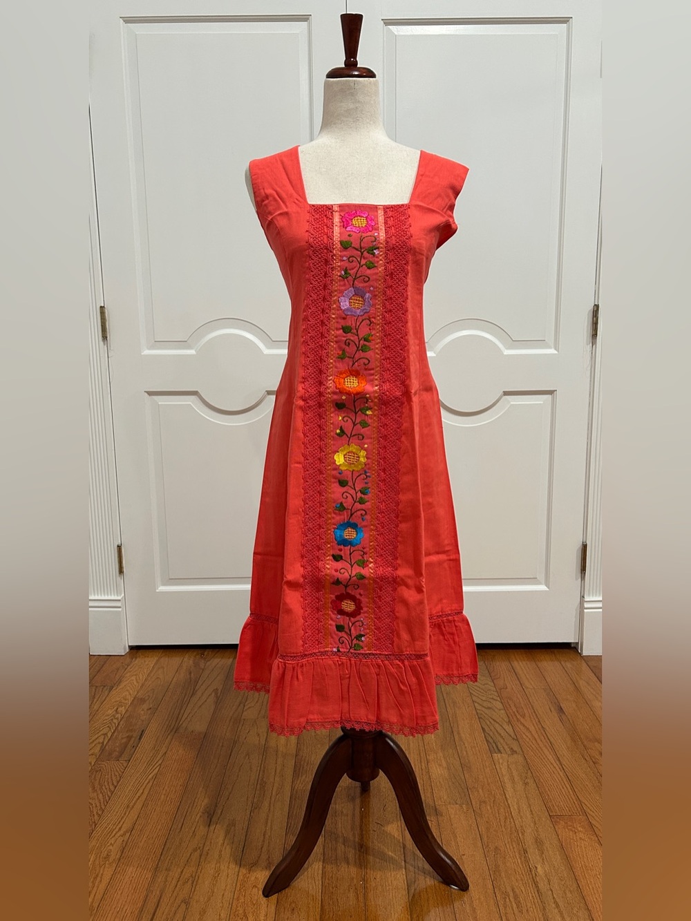 Mexican embroidered dress, hand Embroidered with silk threads.